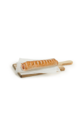 Χειροποίητη Λουκανικόπιτα με Γέμιση Τυριών και Σάλτσα