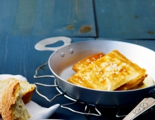 Φέτα σε Φάκελο με Μέλι και Σουσάμι