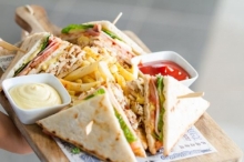 1 Pita Club επιλογής + 1 Αναψυκτικό 330ml επιλογής