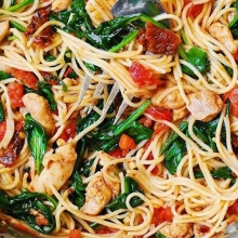 Πίτσα με Σπαγγέτι, Κιμά, Φέτα και Φρέσκα Μανιτάρια (12τμχ)