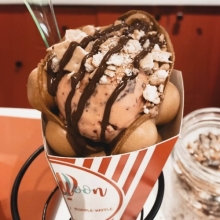 2 Bubble Waffles Kinder Bomb + 1 Bubble Waffle Mr Oreo ΔΩΡΟ