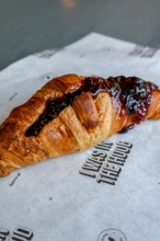 Κρουασάν Βουτύρου 90gr με Γέμιση Μαρμελάδα Κεράσι