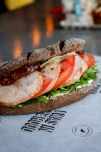 Χαρουπόψωμο με Κοτόπουλο Καπνιστό