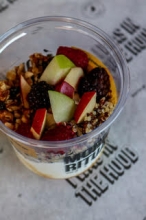 Γιαούρτι με Quinoa, Φρούτα, Γκρανόλα και Μέλι