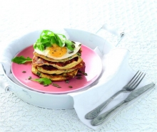 Pancakes με Κρέμα Παντζαριού, Γιαούρτι, Μανούρι και Γαλοπούλα