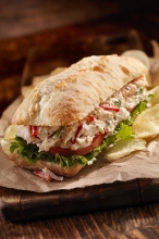 Ψωμάκι Brioche με Παναρισμένο Κοτόπουλο και Coleslaw