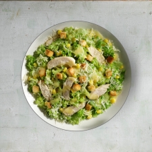 Caesars Salad με Crispy Chicken and Bacon Go Large