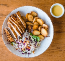 1 Μερίδα Φιλέτο Κοτόπουλο με Baby Πατάτες + 1 Μερίδα Μπιφτέκια Κοτόπουλο με Ρύζι Μπασμάτι + 1 Coca-Cola 500ml επιλογής