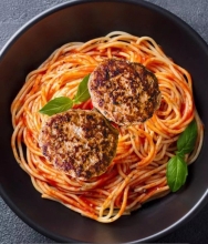 1 Μερίδα Σπαγγέτι Ολικής με Κόκκινη Σάλτσα και Μπιφτέκια Κοτόπουλο + 1 Coca-Cola 330ml επιλογής