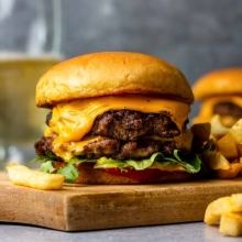 1 Κλασικό Burger + 1 Coca-Cola 330ml