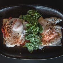 Αυγά με Μπέικον και Φρυγανισμένο Ψωμί