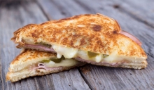 ΠΑΙΔΙΚΟ ΓΕΥΜΑ: 1 Τοστ Τυρί - Γαλοπούλα + 1 Amita Motion 330ml