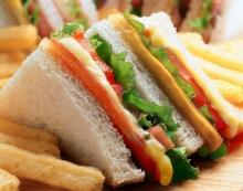 1 Καφές επιλογής + 1 Club Sandwich επιλογής + 1 Νερό 500ml