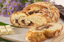 Τσουρέκι Γεμιστό με Πραλίνα Φιστίκι Αιγίνης (τεμάχιο)