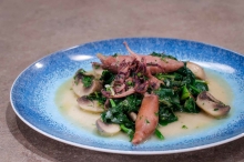 Καλαμάρι Κρασάτο με Σπανάκι