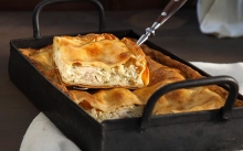 1 Καφές επιλογής + 1 Χωριάτικη Πίτα Ταψιού