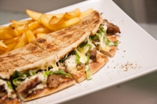 Τετράγωνη Σκεπαστή Πίτα με Χαλούμι (για χορτοφάγους)