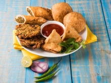 1 Non - Veg Mix Starter + 1 Κρασί