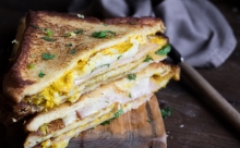 Τοστ Τετράγωνο με Χοιρινό Καπνιστό - Μπέικον - Ντομάτα - Λόλα - Μαγιονέζα