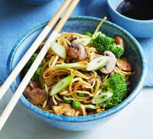 1 Noodles με Κάσιους και Γλυκιά Σάλτσα Chili + 1 Μερίδα Fried Noodles with Eggs (-40%)