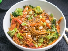 1 Μερίδα Noodles επιλογής + 1 Prawn Cracker ΔΩΡΟ