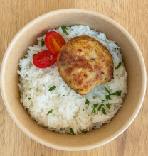 ΠΑΙΔΙΚΟ ΓΕΥΜΑ: 1 Μερίδα Μπιφτέκι Κοτόπουλο Φούρνου + 1 Amita Fun επιλογής + ΔΩΡΟ Κέικ (Μέλι - Κακάο)