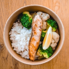 Σολομός με Ρύζι, Μπρόκολο και Κουνουπίδι