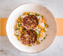 Μπιφτέκι Κοτόπουλο με Ρύζι, Καλαμπόκι, Καρότο και Αρακά