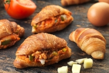 Κρουασάν Βουτύρου με Στραπατσάδα και Πράσινη Σαλάτα