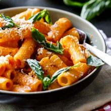 Ζυμαρικά με Ντομάτα και Βασιλικό