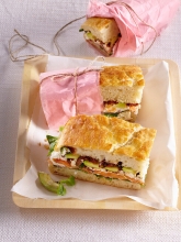 Focaccia με Μορταδέλα, Φιστίκι Αιγίνης, Πέστο Βασιλικού, Μοτσαρέλα, Ρόκα και Ντομάτα.