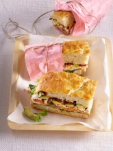 Focaccia Vegan με Χούμους , Λαχανικά Σχάρας, Καραμελωμένα Κρεμμύδια, Ντομάτα και Ρόκα