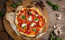 1 Πίτσα 40cm επιλογής + 1 Coca-Cola 500ml ΔΩΡΟ