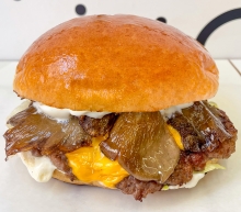 1 Majestic Smash Burger + 1 Classic Fries Μερίδα + 1 Coca-Cola ΔΩΡΟ