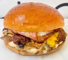 Happy Hour (16:00 - 19:00): 1 Overlord Smash Burger + 1 Μερίδα Classic Fries