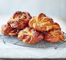 1 Καφές επιλογής + 1 Cardamom Roll