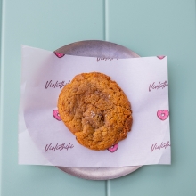 1 Καφές επιλογής + 1 Cookie με Καραμελωμένη Λευκή Σοκολάτα