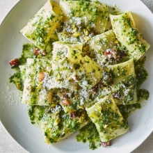 Ριγκατόνι με Πέστο, Ντοματίνια και Παρμεζάνα