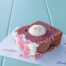 Κέικ με Κόκκινα Φρούτα και Frosting Κρέμας Τυριού