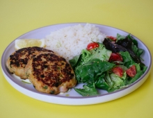 1 Μερίδα Μπιφτέκι Κοτόπουλο + 1 Αναψυκτικό 330ml επιλογής ΔΩΡΟ