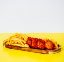 ΠΑΙΔΙΚΟ ΓΕΥΜΑ: 1 Mερίδα Chicken Nuggets + 1 Amita Πορτοκάλι - Βερίκοκο - Μήλο 250ml