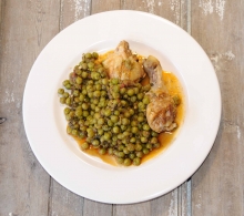 Κοτόπουλο Κοκκινιστό με Αρακά