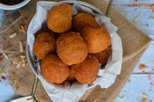 Σπιτικές Τυρομπουκιές με Μαρμελάδα Ντομάτας