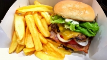 Burger Με Διπλό Μπιφτέκι Μοσχαρίσιο Χειροποίητο