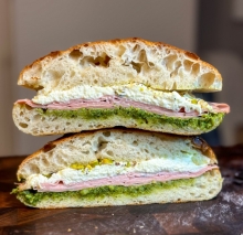 Soft Ψωμάκι με Πέστο Βασιλικού, Νωπή Μοτσαρέλα, Ντοματίνια και Ρόκα