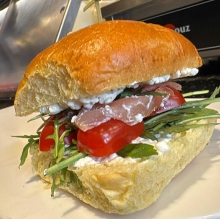 Ψωμάκι από Πατάτα με Cottage, Προσούτο, Ρόκα και Ντοματίνια