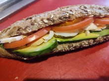 Πολύσπορη Μπαγκέτα με Avocado, Αυγό, Ντοματίνια και Σως Γιαουρτιού