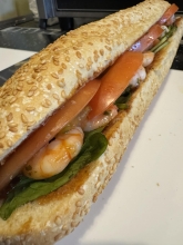 Σάντουιτς με Γαρίδες BBQ, Σπανάκι Baby και Ντομάτα