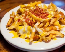 Πατάτες Τηγανητές με Λιωμένο Τσένταρ και Ψιλοκομμένο Μπέικον