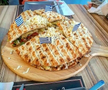 Σκεπαστή Πίτα Ατομική με Μπιφτέκι Λαχανικών